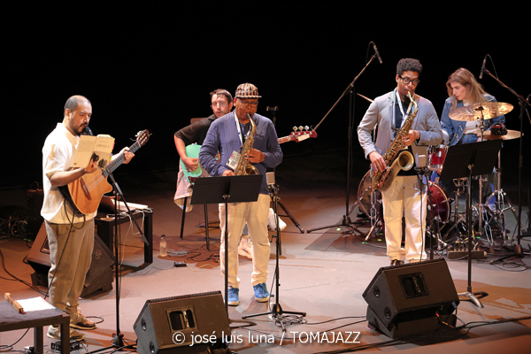 Daniel Román Jazz Quintet (XI JazzEñe 2025. Teatro Victoria Eugenia, Donosti – San Sebastián. 2025-07-26) Por José Luis Luna Rocafort [INSTANTZZ AKA Galería fotográfica AKA Fotoblog de jazz, impro… y algo más] - Tomajazz - Daniel Román Jazz Quintet actuó en XI JazzEñe 2025. José Luis Luna Rocafort lo retrata en INSTANTZZ. Actuaron Daniel Román, Román Filiú, César Filiú, Álvaro del Valle, Naíma Acuña