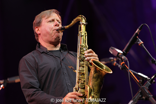Dave Holland / Chris Potter: Kismet (60 Festival de Jazz de San Sebastián 2025. 2025-07-26) Por José Luis Luna Rocafort [INSTANTZZ AKA Galería fotográfica AKA Fotoblog de jazz, impro… y algo más] - Tomajazz - Dave Holland / Chris Potter actuaron con Kismet en el 60 Festival de Jazz de San Sebastián 2025. José Luis Luna Rocafort lo retrata en INSTANTZZ. Con Dave Holland, Chris Potter, Marcus Gilmore