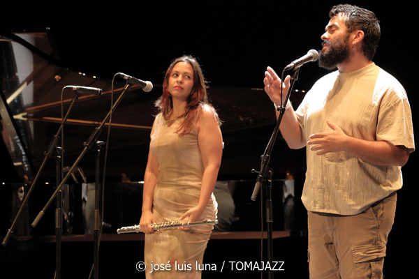 Eme Eme Project (XI JazzEñe 2025. Teatro Victoria Eugenia, Donosti – San Sebastián. 2025-07-25) Por José Luis Luna Rocafort [INSTANTZZ AKA Galería fotográfica AKA Fotoblog de jazz, impro… y algo más] - Tomajazz - Eme Eme Project de Marta Mansilla actuó en XI JazzEñe 2025 en San Sebastián. José Luis Luna Rocafort retrata el concierto en INSTANTZZ. Actuaron Marta Mansilla, David Sancho, Antonio Tomás Sepúlveda, Jesús Caparrós, Rodrigo Ballesteros