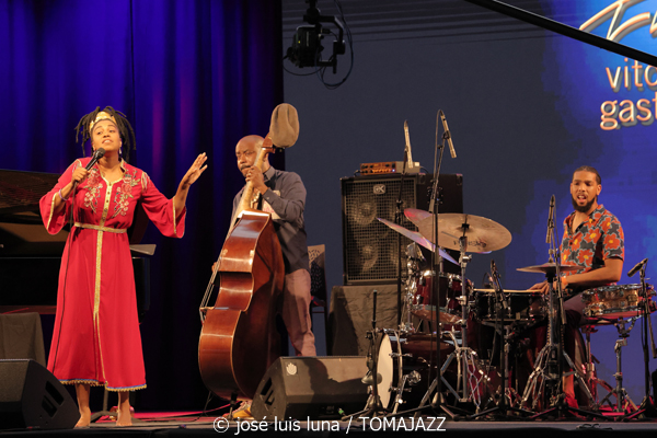 Jazzmeia Horn (48 Festival de Jazz de Vitoria. 2025-07-17) Por José Luis Luna Rocafort [INSTANTZZ AKA Galería fotográfica AKA Fotoblog de jazz, impro… y algo más] - Tomajazz - Jazzmeia Horn actuó en el 48 Festival de Jazz de Vitoria 2025. José Luis Luna Rocafort la retrata en INSTANTZZ. Actuaron Jazzmeia Horn, Joel Holmes, Ameen Saleem, Ryan Sands