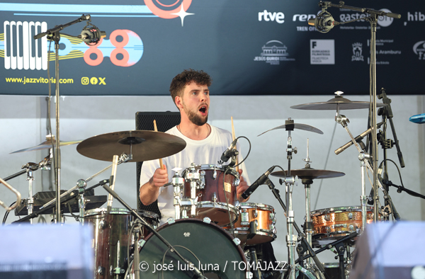 Hip Horns Brass Collective (48 Festival de Jazz de Vitoria. 2025-07-12) Por José Luis Luna Rocafort [INSTANTZZ AKA Galería fotográfica AKA Fotoblog de jazz, impro… y algo más] - Tomajazz - Hip Horns Brass Collective actuó en el 48 Festival de Jazz de Vitoria 2025. José Luis Luna Rocafort lo retrata en INSTANTZZ. Actuaron Mabreezee, Aina Pla, Gregori Hollis, Alvar Monfort, Nil Vilà, Albert Costa, Alba Pujals, David Parras, Arnau Alonso, Zarata Selektion