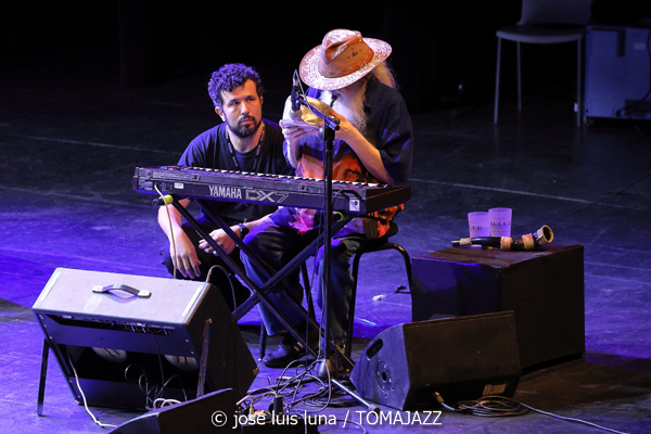 Hermeto Pascoal & Grupo (60 Festival de Jazz de San Sebastián 2025. 2025-07-25) Por José Luis Luna Rocafort [INSTANTZZ AKA Galería fotográfica AKA Fotoblog de jazz, impro… y algo más] - Tomajazz - Hermeto Pascoal & Grupo actuó en el 60 Festival de Jazz de San Sebastián 2025. José Luis Luna Rocafort retrata el concierto en INSTANTZZ. Actuaron Hermeto Pascoal, Itiberê Zwarg, André Marques, Jota P., Fábio Pascoal, Ajuriña Zwarg