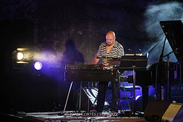 Bojan Z «Meteq» invite Thomas de Pourquery (32è Jazz à Junas - Rencontre avec La Serbie / Carrières, 17-julio-2025, Junas -France-) [III] Por Joan Cortès [INSTANTZZ AKA Galería fotográfica AKA Fotoblog de jazz, impro… y algo más] - Tomajazz - Bojan Z «Meteq» invite Thomas de Pourquery en el 32è Jazz à Junas 2025. Joan Cortès lo retrata en INSTANTZZ. Con Bojan Zulfikarpašić, Rémi Vignolo, Titi Dufour, batería y violoncelo Thomas de Pourquery 