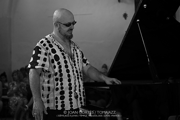 Bojan Z / Sėlēnę / Marco Živadinović (32è Jazz à Junas - Rencontre avec La Serbie / Temple, 16-18-julio-2025, Junas -France-) [I] Por Joan Cortès [INSTANTZZ AKA Galería fotográfica AKA Fotoblog de jazz, impro… y algo más] - Tomajazz - Bojan Z / Sėlēnę / Marco Živadinović actuaron en 32è Jazz à Junas 2025 - Rencontre avec La Serbie / Temple, Junas -France-, del 16 al 18-julio-2025, [I] Por Joan Cortès [INSTANTZZ
