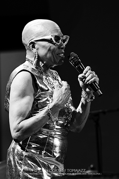 Dee Dee Bridgewater 4t «We Exist» (Mas i Mas Festival / Palau de la Música, 26-julio-2025, Barcelona) Por Joan Cortès [INSTANTZZ AKA Galería fotográfica AKA Fotoblog de jazz, impro… y algo más] - Tomajazz - Dee Dee Bridgewater 4t «We Exist» actuó en el Mas i Mas Festival en el Palau de la Música de Barcelona, el 26 de julio de 2025. Joan Cortès lo retrata en INSTANTZZ. Actuaron Dee Dee Bridgewater, Carmen Staaf, Rosa Brunello, Shirazette Tinnin