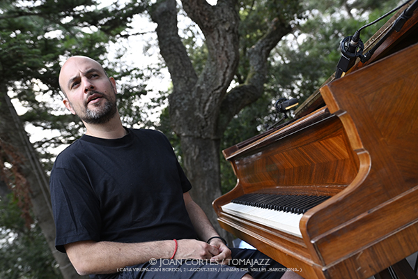 LAC Jam #01 (Casa Virupa-Can Bordoi, 21-agosto-2025, Llinars del Vallès -Barcelona-) Por Joan Cortès [INSTANTZZ AKA Galería fotográfica AKA Fotoblog de jazz, impro… y algo más] - Tomajazz - LAC Jam #01 tuvo lugar en Casa Virupa-Can Bordoi, Llinars del Vallès -Barcelona-, el 21 de agosto de 2025. Joan Cortès lo retrata en INSTANTZZ. Participaron Shai Maestro, piano Manel Fortià, contrabajo Marc Miralta, batería Otros músicos participantes Christos Rafalides, vibráfono Antonio Sánchez, batería Thana Alexa, voz Xavi Torres, piano Lucas Delgado, piano Lluc Casares 