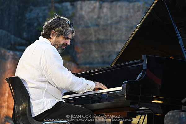 Louis Sclavis 5t «India» (32è Jazz à Junas - Rencontre avec La Serbie / Carrières, 17-julio-2025, Junas -France-) [y V] Por Joan Cortès [INSTANTZZ AKA Galería fotográfica AKA Fotoblog de jazz, impro… y algo más] - Tomajazz - Louis Sclavis 5t «India» actuó en el 32è Jazz à Junas 2025, Joan Cortès lo retrata en INSTANTZZ. Actuaron Louis Sclavis, Olivier Laisney, Benjamin Moussay, Sarah Murcia, Christophe Lavergne 