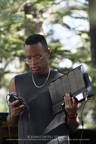 Michael Mayo 4t (A Rite of Summer, LAC/ Casa Virupa, Can Bordoi, 13-julio-2025, Llinars del Vallès -Barcelona-) [y III] Por Joan Cortès [INSTANTZZ AKA Galería fotográfica AKA Fotoblog de jazz, impro… y algo más] - Tomajazz - Michael Mayo 4t actuó en A Rite of Summer, en LAC en Llinars del Vallès -Barcelona- el 13 de julio de 2025. Joan Cortès lo retrata en INSTANTZZ. Actuaron Michael Mayo, Andrew Freedman, piano y teclado Robin Baytas, batería Kyle Miles, bajo Shai Maestro 