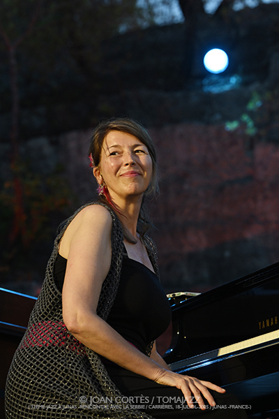 Majamisty Trio / Ana Popovic Sextet / Ekrem Mamutovic Orkestar (32è Jazz à Junas 2025 - Rencontre avec La Serbie / Carrières, 18-19-julio-2025, Junas -France-) [IV] Por Joan Cortès [INSTANTZZ AKA Galería fotográfica AKA Fotoblog de jazz, impro… y algo más] - Tomajazz - Majamisty Trio / Ana Popovic Sextet / Ekrem Mamutovic Orkestar actuaron en el 32è Jazz à Junas 2025. Joan Cortès lo retrata en INSTANTZZ