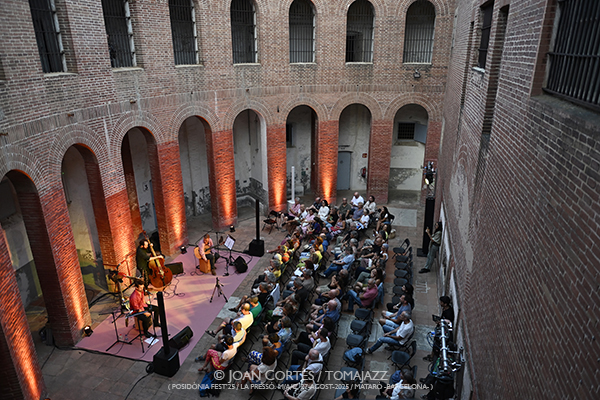 Manel Fortià Libérica Trio (Posidònia Fest’25 / La Presó.M/A/C, 27-agosto-2025, Mataró) Por Joan Cortès [INSTANTZZ AKA Galería fotográfica AKA Fotoblog de jazz, impro… y algo más] - Tomajazz - Manel Fortià Libérica Trio actuó en Posidònia Fest’25 en Mataró el 27 de agosto de 2025. Joan Cortès lo retrata en INSTANTZZ. Actuaron Manel Fortià, Père Martínez, Frederico Vannini 