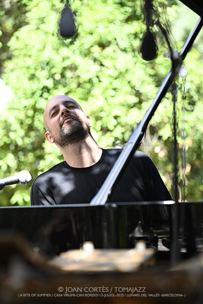 Shai Maestro & Aly Keita (A Rite of Summer 2025, LAC/ Casa Virupa, Can Bordoi, 13-julio-2025, Llinars del Vallès -Barcelona-) [I] Por Joan Cortès [INSTANTZZ AKA Galería fotográfica AKA Fotoblog de jazz, impro… y algo más] - Tomajazz - Shai Maestro & Aly Keita actuaron en A Rite of Summer 2025 en LAC en Casa Virupa, Can Bordoi, en Llinars del Vallès -Barcelona-, el 13 de julio de 2025, Joan Cortès lo retrata en INSTANTZZ