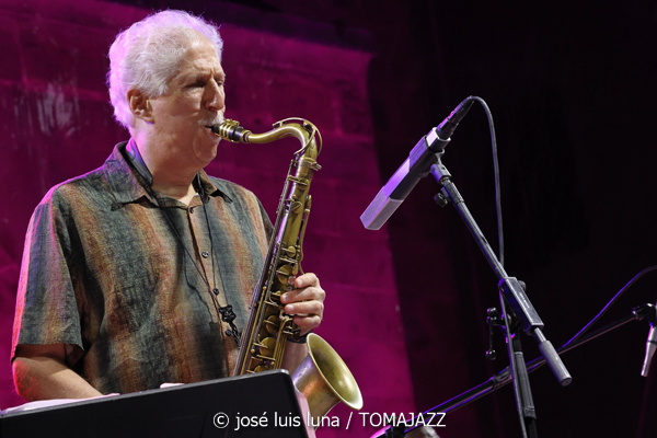Kurt Elling & The Yellowjackets: Celebrate Weather Report (60 Festival de Jazz de San Sebastián 2025. 2025-07-24) Por José Luis Luna Rocafort [INSTANTZZ AKA Galería fotográfica AKA Fotoblog de jazz, impro… y algo más] - Tomajazz - Kurt Elling & The Yellowjackets: Celebrate Weather Report participaron en el 60 Festival de Jazz de San Sebastián 2025. José Luis Luna Rocafort lo retrata en INSTANTZZ. Actuaron Kurt Elling, Russell Ferrante: piano, teclados Bob Mintzer: saxo tenor, EWI Dane Alderson: bajo eléctrico William Kennedy