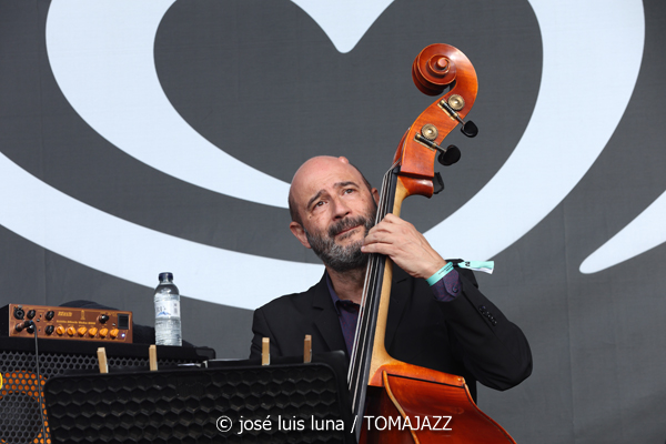 Jessie Gordon Quintet (60 Festival de Jazz de San Sebastián 2025. 2025-07-24) Por José Luis Luna Rocafort [INSTANTZZ AKA Galería fotográfica AKA Fotoblog de jazz, impro… y algo más] - Tomajazz - Jessie Gordon Quintet actuó en el 60 Festival de Jazz de San Sebastián 2025. José Luis Luna Rocafort lo retrata en INSTANTZZ. Actuaron Jessie Gordon, Enric Peidro, Fede Mazzanti, Ignasi González, Xavi Hinojosa