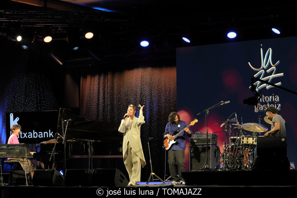 Jose James (48 Festival de Jazz de Vitoria. 2025-07-17) Por José Luis Luna Rocafort [INSTANTZZ AKA Galería fotográfica AKA Fotoblog de jazz, impro… y algo más] - Tomajazz - Jose James actuó en el 48 Festival de Jazz de Vitoria 2025. José Luis Luna Rocafort lo retrata en INSTANTZZ. Actuaron Jose James, BigYuki, Yves Fernández, Dom Gerva, Ebban Dorsey