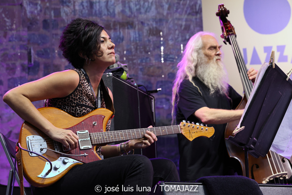 Marc Ribot Hurry Red Telephone (60 Festival de Jazz de San Sebastián 2025. 2025-07-25) Por José Luis Luna Rocafort [INSTANTZZ AKA Galería fotográfica AKA Fotoblog de jazz, impro… y algo más] - Tomajazz - Marc Ribot Hurry Red Telephone actuó en el 60 Festival de Jazz de San Sebastián 2025. José Luis Luna Rocafort lo retrata en INSTANTZZ. Actuaron Marc Ribot, Ava Mendoza, Sebastian Steinberg, Chad Taylor