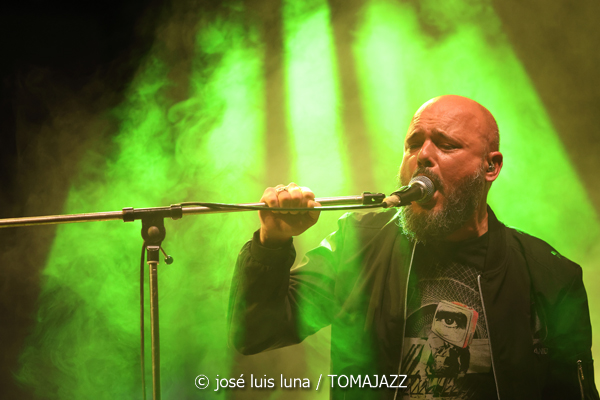 Niño de Elche (La LLuna en Vers. Santuari de Consolació, Sant Joan, Mallorca. 2025-08-09) Por José Luis Luna Rocafort [INSTANTZZ AKA Galería fotográfica AKA Fotoblog de jazz, impro… y algo más] - Tomajazz - Niño de Elche actuó en La LLuna en Vers en Santuari de Consolació, Sant Joan, Mallorca, el 9 de agosto de 2025. José Luis Luna Rocafort lo retrata en INSTANTZZ. Actuaron Niño de Elche, Xisco Rojo, Susana Hernández "DJ Ylia"