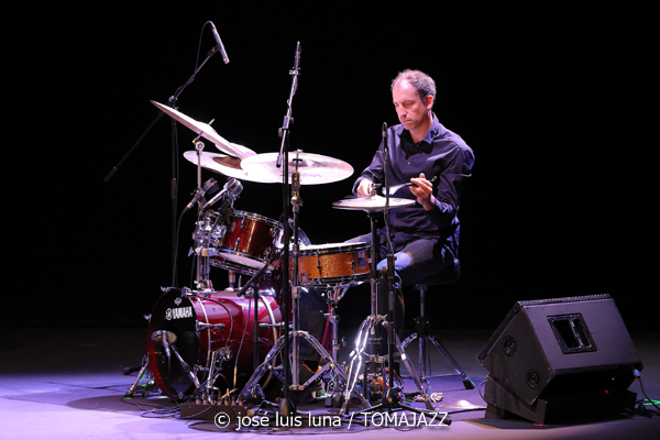 Pere Bujosa Trío (XI JazzEñe 2025. Teatro Victoria Eugenia, Donosti – San Sebastián. 2025-07-26) Por José Luis Luna Rocafort [INSTANTZZ AKA Galería fotográfica AKA Fotoblog de jazz, impro… y algo más] - Tomajazz - Pere Bujosa Trío actuó en el XI JazzEñe 2025 en Donosti – San Sebastián, el 26 de julio de 2025. José Luis Luna Rocafort lo retrata en INSTANTZZ. Actuaron Pere Bujosa, Xavi Torres, Joan Terol