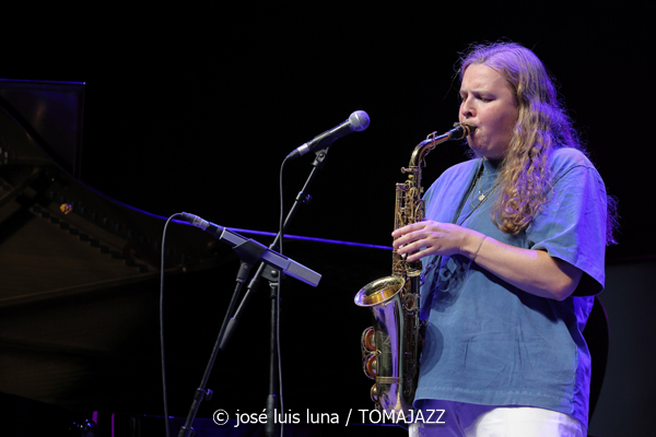 Sarah Hanahan + Luca Filastro Trio (48 Festival de Jazz de Vitoria. 2025-07-18) Por José Luis Luna Rocafort [INSTANTZZ AKA Galería fotográfica AKA Fotoblog de jazz, impro… y algo más] - Tomajazz - Sarah Hanahan + Luca Filastro Trio actuaron en el 48 Festival de Jazz de Vitoria 2025. José Luis Luna Rocafort lo retrata en INSTANTZZ. Actuaron Sarah Hanahan, Luca Filastro, Vincenzo Florio, Andrea Nunzi