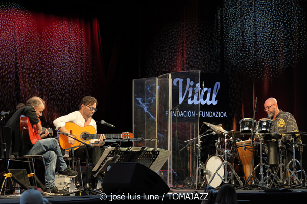 Al Di Meola (48 Festival de Jazz de Vitoria. 2025-07-18) Por José Luis Luna Rocafort [INSTANTZZ AKA Galería fotográfica AKA Fotoblog de jazz, impro… y algo más] - Tomajazz - Al Di Meola actuó en el 48 Festival de Jazz de Vitoria 2025. José Luis Luna Rocafort lo retrata en INSTANTZZ. Actuaron Al Di Meola, Peo Alfonsi, Sergio Martínes