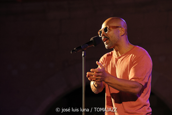 Myles Sanko (Jazz Palma Festival 2025. Castell de Bellver. Palma. 2025-08-07) Por José Luis Luna Rocafort [INSTANTZZ AKA Galería fotográfica AKA Fotoblog de jazz, impro… y algo más] - Tomajazz - Myles Sanko actuó en el Jazz Palma Festival 2025. José Luis Luna Rocafort lo retrata en INSTANTZZ. Actuaron Myles Sanko, Tom O'Grady, Gareth Lumbers, George Cashmore, Jon Mapp, Ric Elsworth