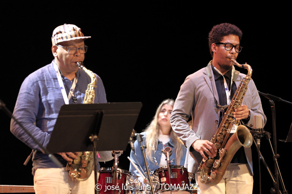 Daniel Román Jazz Quintet (XI JazzEñe 2025. Teatro Victoria Eugenia, Donosti – San Sebastián. 2025-07-26) Por José Luis Luna Rocafort [INSTANTZZ AKA Galería fotográfica AKA Fotoblog de jazz, impro… y algo más] - Tomajazz - Daniel Román Jazz Quintet actuó en XI JazzEñe 2025. José Luis Luna Rocafort lo retrata en INSTANTZZ. Actuaron Daniel Román, Román Filiú, César Filiú, Álvaro del Valle, Naíma Acuña