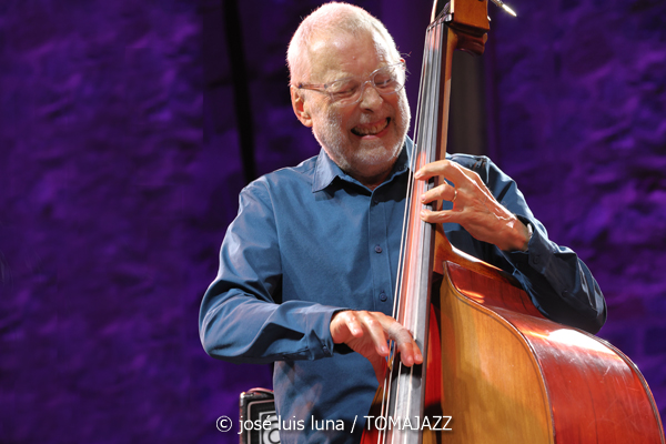 Dave Holland / Chris Potter: Kismet (60 Festival de Jazz de San Sebastián 2025. 2025-07-26) Por José Luis Luna Rocafort [INSTANTZZ AKA Galería fotográfica AKA Fotoblog de jazz, impro… y algo más] - Tomajazz - Dave Holland / Chris Potter actuaron con Kismet en el 60 Festival de Jazz de San Sebastián 2025. José Luis Luna Rocafort lo retrata en INSTANTZZ. Con Dave Holland, Chris Potter, Marcus Gilmore