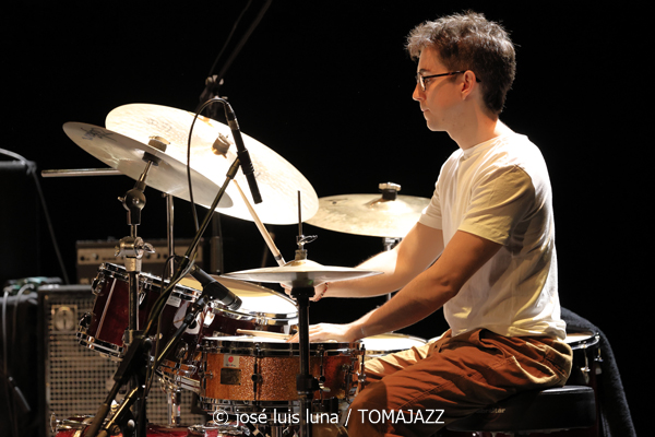 Eme Eme Project (XI JazzEñe 2025. Teatro Victoria Eugenia, Donosti – San Sebastián. 2025-07-25) Por José Luis Luna Rocafort [INSTANTZZ AKA Galería fotográfica AKA Fotoblog de jazz, impro… y algo más] - Tomajazz - Eme Eme Project de Marta Mansilla actuó en XI JazzEñe 2025 en San Sebastián. José Luis Luna Rocafort retrata el concierto en INSTANTZZ. Actuaron Marta Mansilla, David Sancho, Antonio Tomás Sepúlveda, Jesús Caparrós, Rodrigo Ballesteros