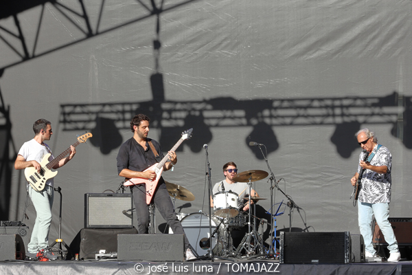 Thomas Camille (60 Festival de Jazz de San Sebastián 2025. 2025-07-24) Por José Luis Luna Rocafort [INSTANTZZ AKA Galería fotográfica AKA Fotoblog de jazz, impro… y algo más] - Tomajazz - Thomas Camille actuó en el 60 Festival de Jazz de San Sebastián 2025. José Luis Luna Rocafort lo retrata en INSTANTZZ. Thomas Camille, Tomás Lizardi, Álvaro Ginés, Jorge González