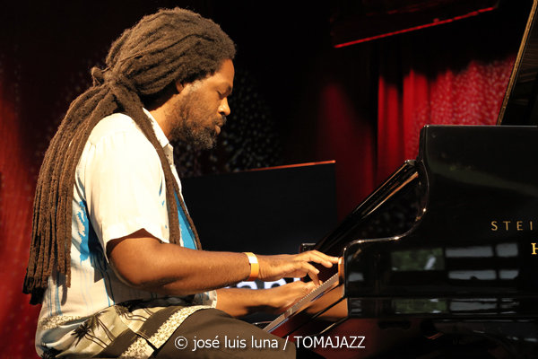 Jazzmeia Horn (48 Festival de Jazz de Vitoria. 2025-07-17) Por José Luis Luna Rocafort [INSTANTZZ AKA Galería fotográfica AKA Fotoblog de jazz, impro… y algo más] - Tomajazz - Jazzmeia Horn actuó en el 48 Festival de Jazz de Vitoria 2025. José Luis Luna Rocafort la retrata en INSTANTZZ. Actuaron Jazzmeia Horn, Joel Holmes, Ameen Saleem, Ryan Sands