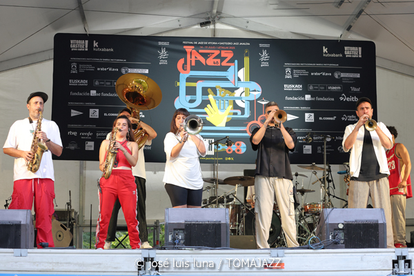 Hip Horns Brass Collective (48 Festival de Jazz de Vitoria. 2025-07-12) Por José Luis Luna Rocafort [INSTANTZZ AKA Galería fotográfica AKA Fotoblog de jazz, impro… y algo más] - Tomajazz - Hip Horns Brass Collective actuó en el 48 Festival de Jazz de Vitoria 2025. José Luis Luna Rocafort lo retrata en INSTANTZZ. Actuaron Mabreezee, Aina Pla, Gregori Hollis, Alvar Monfort, Nil Vilà, Albert Costa, Alba Pujals, David Parras, Arnau Alonso, Zarata Selektion
