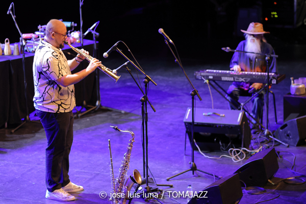 Hermeto Pascoal & Grupo (60 Festival de Jazz de San Sebastián 2025. 2025-07-25) Por José Luis Luna Rocafort [INSTANTZZ AKA Galería fotográfica AKA Fotoblog de jazz, impro… y algo más] - Tomajazz - Hermeto Pascoal & Grupo actuó en el 60 Festival de Jazz de San Sebastián 2025. José Luis Luna Rocafort retrata el concierto en INSTANTZZ. Actuaron Hermeto Pascoal, Itiberê Zwarg, André Marques, Jota P., Fábio Pascoal, Ajuriña Zwarg