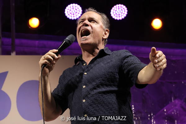 Kurt Elling & The Yellowjackets: Celebrate Weather Report (60 Festival de Jazz de San Sebastián 2025. 2025-07-24) Por José Luis Luna Rocafort [INSTANTZZ AKA Galería fotográfica AKA Fotoblog de jazz, impro… y algo más] - Tomajazz - Kurt Elling & The Yellowjackets: Celebrate Weather Report participaron en el 60 Festival de Jazz de San Sebastián 2025. José Luis Luna Rocafort lo retrata en INSTANTZZ. Actuaron Kurt Elling, Russell Ferrante: piano, teclados Bob Mintzer: saxo tenor, EWI Dane Alderson: bajo eléctrico William Kennedy
