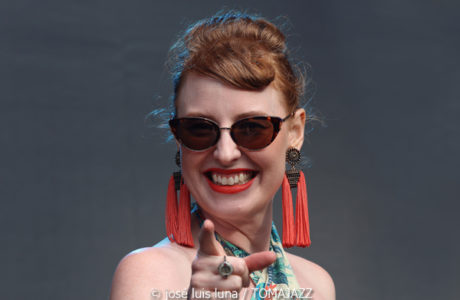 Jessie Gordon Quintet (60 Festival de Jazz de San Sebastián 2025. 2025-07-24) Por José Luis Luna Rocafort [INSTANTZZ AKA Galería fotográfica AKA Fotoblog de jazz, impro… y algo más] - Tomajazz - Jessie Gordon Quintet actuó en el 60 Festival de Jazz de San Sebastián 2025. José Luis Luna Rocafort lo retrata en INSTANTZZ. Actuaron Jessie Gordon, Enric Peidro, Fede Mazzanti, Ignasi González, Xavi Hinojosa