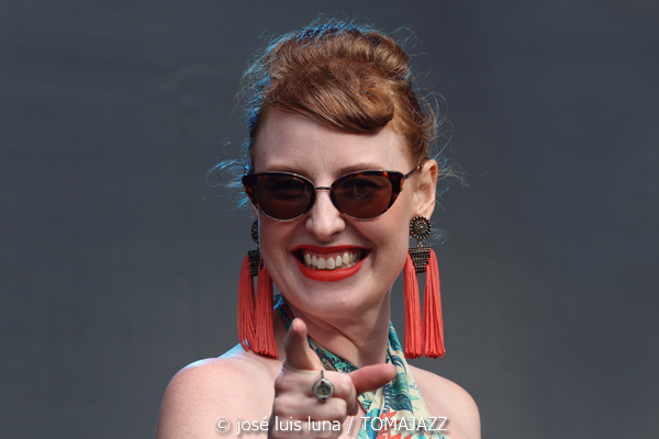 Jessie Gordon Quintet (60 Festival de Jazz de San Sebastián 2025. 2025-07-24) Por José Luis Luna Rocafort [INSTANTZZ AKA Galería fotográfica AKA Fotoblog de jazz, impro… y algo más] - Tomajazz - Jessie Gordon Quintet actuó en el 60 Festival de Jazz de San Sebastián 2025. José Luis Luna Rocafort lo retrata en INSTANTZZ. Actuaron Jessie Gordon, Enric Peidro, Fede Mazzanti, Ignasi González, Xavi Hinojosa