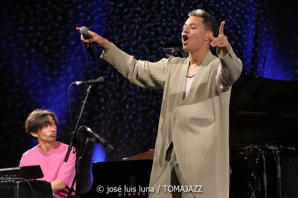 Jose James (48 Festival de Jazz de Vitoria. 2025-07-17) Por José Luis Luna Rocafort [INSTANTZZ AKA Galería fotográfica AKA Fotoblog de jazz, impro… y algo más] - Tomajazz - Jose James actuó en el 48 Festival de Jazz de Vitoria 2025. José Luis Luna Rocafort lo retrata en INSTANTZZ. Actuaron Jose James, BigYuki, Yves Fernández, Dom Gerva, Ebban Dorsey
