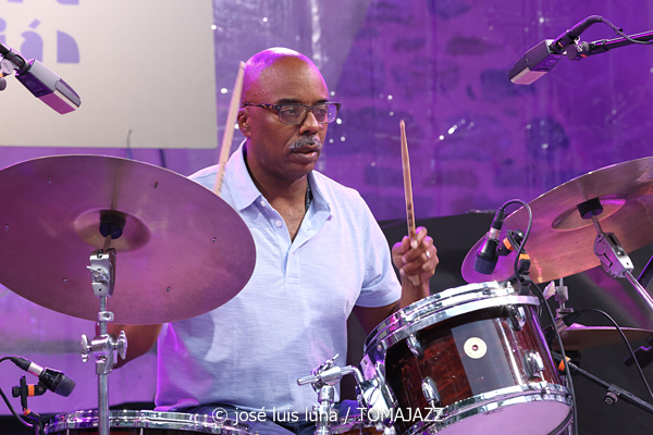 Marc Ribot Hurry Red Telephone (60 Festival de Jazz de San Sebastián 2025. 2025-07-25) Por José Luis Luna Rocafort [INSTANTZZ AKA Galería fotográfica AKA Fotoblog de jazz, impro… y algo más] - Tomajazz - Marc Ribot Hurry Red Telephone actuó en el 60 Festival de Jazz de San Sebastián 2025. José Luis Luna Rocafort lo retrata en INSTANTZZ. Actuaron Marc Ribot, Ava Mendoza, Sebastian Steinberg, Chad Taylor