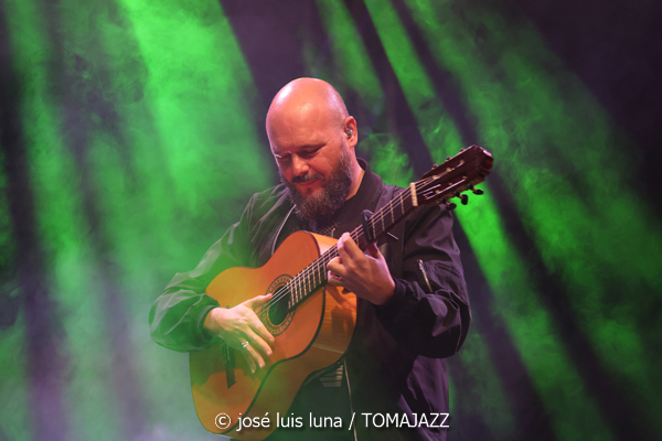 Niño de Elche (La LLuna en Vers. Santuari de Consolació, Sant Joan, Mallorca. 2025-08-09) Por José Luis Luna Rocafort [INSTANTZZ AKA Galería fotográfica AKA Fotoblog de jazz, impro… y algo más] - Tomajazz - Niño de Elche actuó en La LLuna en Vers en Santuari de Consolació, Sant Joan, Mallorca, el 9 de agosto de 2025. José Luis Luna Rocafort lo retrata en INSTANTZZ. Actuaron Niño de Elche, Xisco Rojo, Susana Hernández "DJ Ylia"