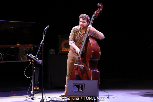 Pere Bujosa Trío (XI JazzEñe 2025. Teatro Victoria Eugenia, Donosti – San Sebastián. 2025-07-26) Por José Luis Luna Rocafort [INSTANTZZ AKA Galería fotográfica AKA Fotoblog de jazz, impro… y algo más] - Tomajazz - Pere Bujosa Trío actuó en el XI JazzEñe 2025 en Donosti – San Sebastián, el 26 de julio de 2025. José Luis Luna Rocafort lo retrata en INSTANTZZ. Actuaron Pere Bujosa, Xavi Torres, Joan Terol