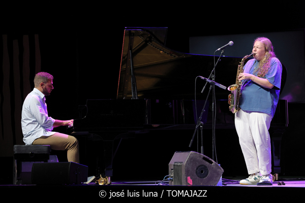 Sarah Hanahan + Luca Filastro Trio (48 Festival de Jazz de Vitoria. 2025-07-18) Por José Luis Luna Rocafort [INSTANTZZ AKA Galería fotográfica AKA Fotoblog de jazz, impro… y algo más] - Tomajazz - Sarah Hanahan + Luca Filastro Trio actuaron en el 48 Festival de Jazz de Vitoria 2025. José Luis Luna Rocafort lo retrata en INSTANTZZ. Actuaron Sarah Hanahan, Luca Filastro, Vincenzo Florio, Andrea Nunzi