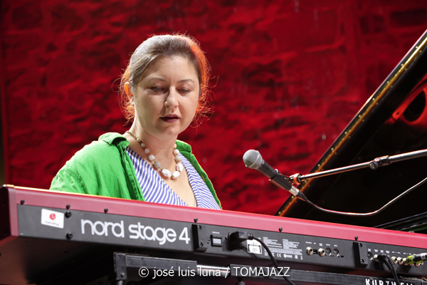 Dee Dee Bridgewater (60 Festival de Jazz de San Sebastián 2025. 2025-07-25) Por José Luis Luna Rocafort [INSTANTZZ AKA Galería fotográfica AKA Fotoblog de jazz, impro… y algo más] - Tomajazz - Dee Dee Bridgewater actuó en el 60 Festival de Jazz de San Sebastián 2025. José Luis Luna Rocafort la retrata en INSTANTZZ. Actuaron Dee Dee Bridgewater, Carmen Staaf, Rosa Brunello, Shirazette Tinnin