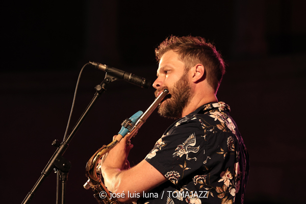 Myles Sanko (Jazz Palma Festival 2025. Castell de Bellver. Palma. 2025-08-07) Por José Luis Luna Rocafort [INSTANTZZ AKA Galería fotográfica AKA Fotoblog de jazz, impro… y algo más] - Tomajazz - Myles Sanko actuó en el Jazz Palma Festival 2025. José Luis Luna Rocafort lo retrata en INSTANTZZ. Actuaron Myles Sanko, Tom O'Grady, Gareth Lumbers, George Cashmore, Jon Mapp, Ric Elsworth
