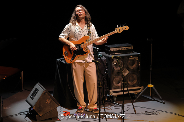 Eme Eme Project (XI JazzEñe 2025. Teatro Victoria Eugenia, Donosti – San Sebastián. 2025-07-25) Por José Luis Luna Rocafort [INSTANTZZ AKA Galería fotográfica AKA Fotoblog de jazz, impro… y algo más] - Tomajazz - Eme Eme Project de Marta Mansilla actuó en XI JazzEñe 2025 en San Sebastián. José Luis Luna Rocafort retrata el concierto en INSTANTZZ. Actuaron Marta Mansilla, David Sancho, Antonio Tomás Sepúlveda, Jesús Caparrós, Rodrigo Ballesteros