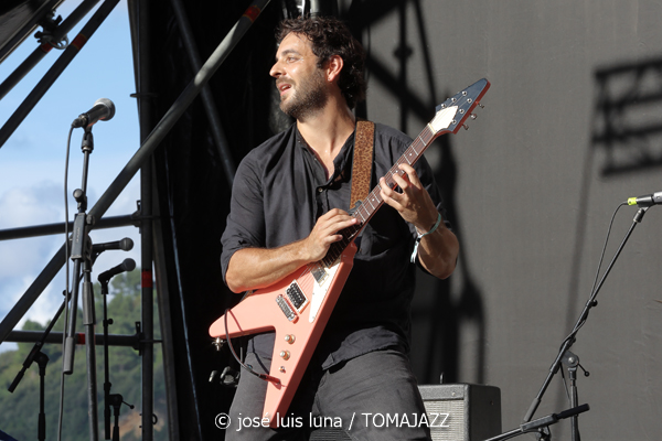 Thomas Camille (60 Festival de Jazz de San Sebastián 2025. 2025-07-24) Por José Luis Luna Rocafort [INSTANTZZ AKA Galería fotográfica AKA Fotoblog de jazz, impro… y algo más] - Tomajazz - Thomas Camille actuó en el 60 Festival de Jazz de San Sebastián 2025. José Luis Luna Rocafort lo retrata en INSTANTZZ. Thomas Camille, Tomás Lizardi, Álvaro Ginés, Jorge González