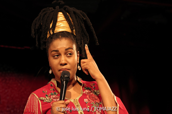 Jazzmeia Horn (48 Festival de Jazz de Vitoria. 2025-07-17) Por José Luis Luna Rocafort [INSTANTZZ AKA Galería fotográfica AKA Fotoblog de jazz, impro… y algo más] - Tomajazz - Jazzmeia Horn actuó en el 48 Festival de Jazz de Vitoria 2025. José Luis Luna Rocafort la retrata en INSTANTZZ. Actuaron Jazzmeia Horn, Joel Holmes, Ameen Saleem, Ryan Sands