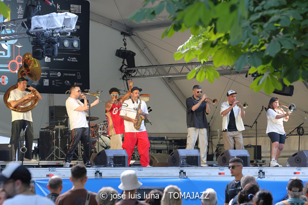 Hip Horns Brass Collective (48 Festival de Jazz de Vitoria. 2025-07-12) Por José Luis Luna Rocafort [INSTANTZZ AKA Galería fotográfica AKA Fotoblog de jazz, impro… y algo más] - Tomajazz - Hip Horns Brass Collective actuó en el 48 Festival de Jazz de Vitoria 2025. José Luis Luna Rocafort lo retrata en INSTANTZZ. Actuaron Mabreezee, Aina Pla, Gregori Hollis, Alvar Monfort, Nil Vilà, Albert Costa, Alba Pujals, David Parras, Arnau Alonso, Zarata Selektion