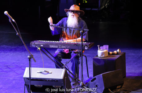 Hermeto Pascoal & Grupo (60 Festival de Jazz de San Sebastián 2025. 2025-07-25) Por José Luis Luna Rocafort [INSTANTZZ AKA Galería fotográfica AKA Fotoblog de jazz, impro… y algo más] - Tomajazz - Hermeto Pascoal & Grupo actuó en el 60 Festival de Jazz de San Sebastián 2025. José Luis Luna Rocafort retrata el concierto en INSTANTZZ. Actuaron Hermeto Pascoal, Itiberê Zwarg, André Marques, Jota P., Fábio Pascoal, Ajuriña Zwarg