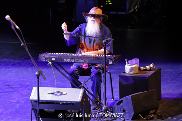 Hermeto Pascoal & Grupo (60 Festival de Jazz de San Sebastián 2025. 2025-07-25) Por José Luis Luna Rocafort [INSTANTZZ AKA Galería fotográfica AKA Fotoblog de jazz, impro… y algo más] - Tomajazz - Hermeto Pascoal & Grupo actuó en el 60 Festival de Jazz de San Sebastián 2025. José Luis Luna Rocafort retrata el concierto en INSTANTZZ. Actuaron Hermeto Pascoal, Itiberê Zwarg, André Marques, Jota P., Fábio Pascoal, Ajuriña Zwarg