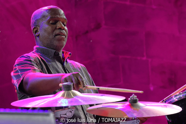 Kurt Elling & The Yellowjackets: Celebrate Weather Report (60 Festival de Jazz de San Sebastián 2025. 2025-07-24) Por José Luis Luna Rocafort [INSTANTZZ AKA Galería fotográfica AKA Fotoblog de jazz, impro… y algo más] - Tomajazz - Kurt Elling & The Yellowjackets: Celebrate Weather Report participaron en el 60 Festival de Jazz de San Sebastián 2025. José Luis Luna Rocafort lo retrata en INSTANTZZ. Actuaron Kurt Elling, Russell Ferrante: piano, teclados Bob Mintzer: saxo tenor, EWI Dane Alderson: bajo eléctrico William Kennedy