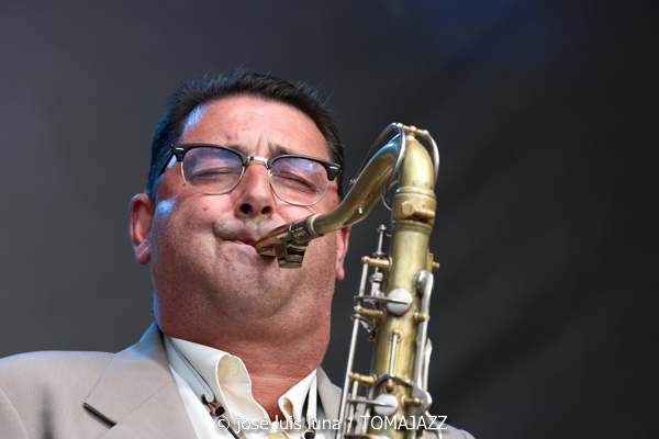 Jessie Gordon Quintet (60 Festival de Jazz de San Sebastián 2025. 2025-07-24) Por José Luis Luna Rocafort [INSTANTZZ AKA Galería fotográfica AKA Fotoblog de jazz, impro… y algo más] - Tomajazz - Jessie Gordon Quintet actuó en el 60 Festival de Jazz de San Sebastián 2025. José Luis Luna Rocafort lo retrata en INSTANTZZ. Actuaron Jessie Gordon, Enric Peidro, Fede Mazzanti, Ignasi González, Xavi Hinojosa