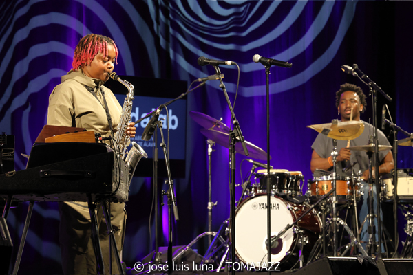 Jose James (48 Festival de Jazz de Vitoria. 2025-07-17) Por José Luis Luna Rocafort [INSTANTZZ AKA Galería fotográfica AKA Fotoblog de jazz, impro… y algo más] - Tomajazz - Jose James actuó en el 48 Festival de Jazz de Vitoria 2025. José Luis Luna Rocafort lo retrata en INSTANTZZ. Actuaron Jose James, BigYuki, Yves Fernández, Dom Gerva, Ebban Dorsey